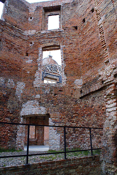 File:734viki Żmigród - trwała ruina pałacu Hatzfeldów. Foto Barbara Maliszewska.jpg
