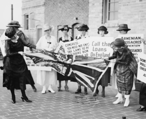 Protesti žena protiv učešća Amerike na strani Ujedinjenog Kraljevstva, a protiv Iraca. Skidanje britanske zastave (3. jun 1920.)