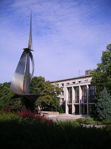 File:A szabadság lángja (Segesdi György, 1972), Fő tér, Tatabánya17.jpg