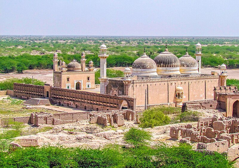 File:Abbasi Mosque in front of Qila Darawar.jpg