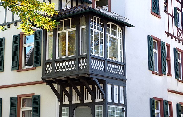 Balkon an Haus unter Denkmalschutz