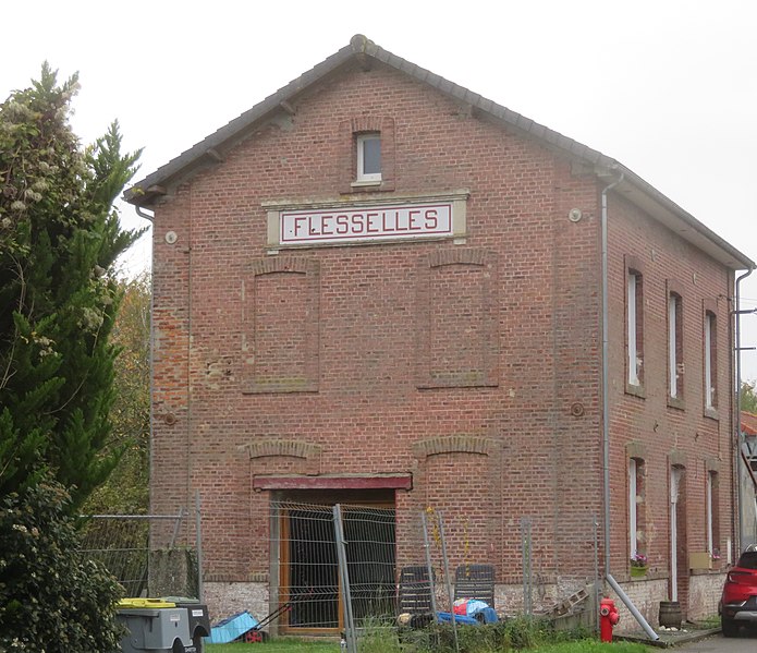 File:Ancienne gare de Flesselles.jpg