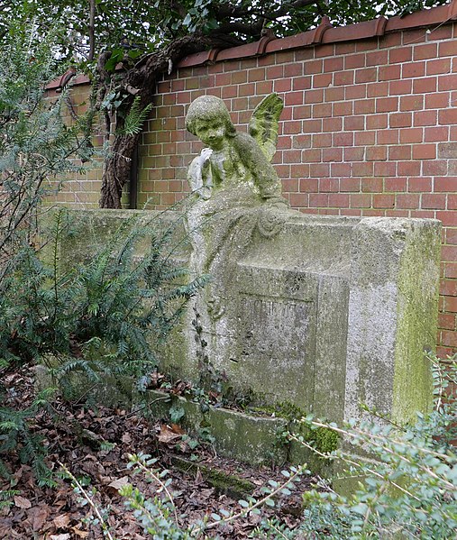 File:AngelSculpture-Pankower-Gemeindefriedhof-I RomanDeckert06032022.jpg