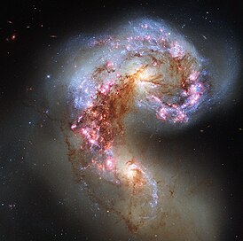 NGC 4038 (слева) и NGC 4039 (справа)