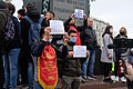 Протестующие с плакатами у постамента памятника Александру Пушкину.