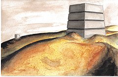 Ilustracja przedstawia krajobraz planety fikcyjnej Arrakis o wypukłej formie ukształtowania terenu oraz glebie w odcieniach żółci i czerwieni. Widoczne dwie szare budowle o prostej bryle architektonicznej.