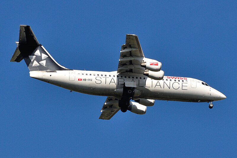 File:Avro RJ100 (Swiss) 2012-04-01 14-53-41 HB-IYU.jpg