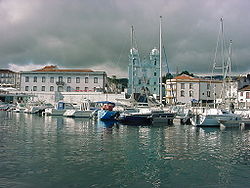 L'immaginario iconico della città di Angra, sono tutti parte della parrocchia di Sé, tra cui il porto turistico, la cattedrale e porte della città