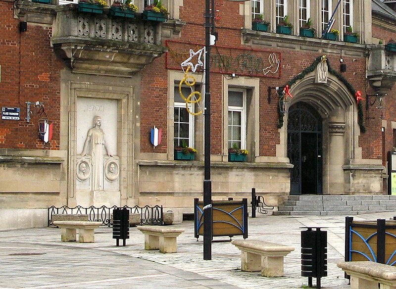 File:Bapaume hôtel-de-ville (façade) 1a.jpg