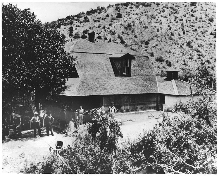 File:Bear Spring House.ca 1915.jpg