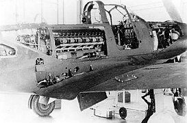 Sección central del fuselaje de un P-39 Airacobra con los paneles de mantenimiento abiertos.