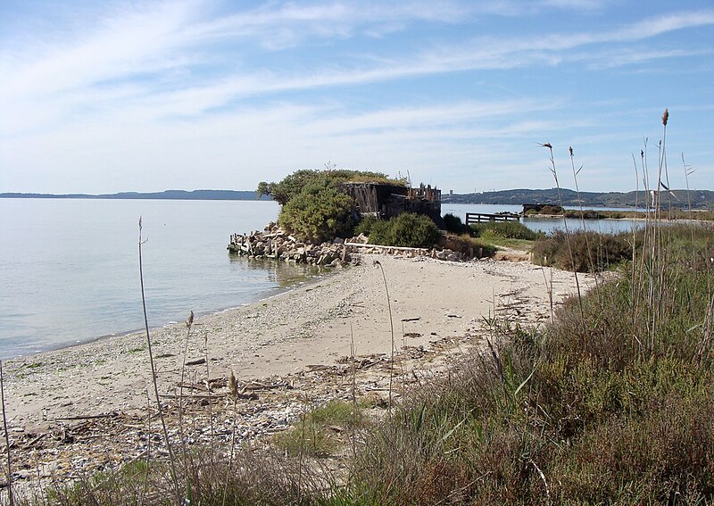 File:Berre, berge de l'étang.jpg