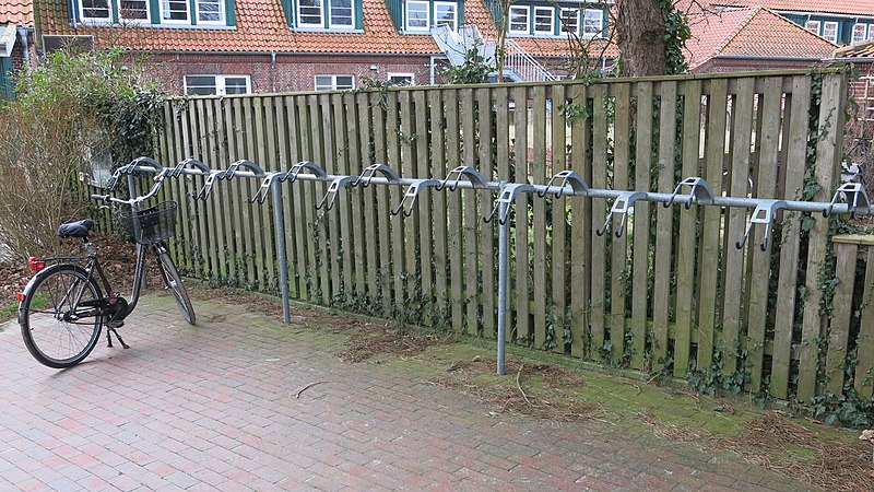 File:Bicycle parking Spiekeroog, Nationalpark-Haus Wittbülten.jpg