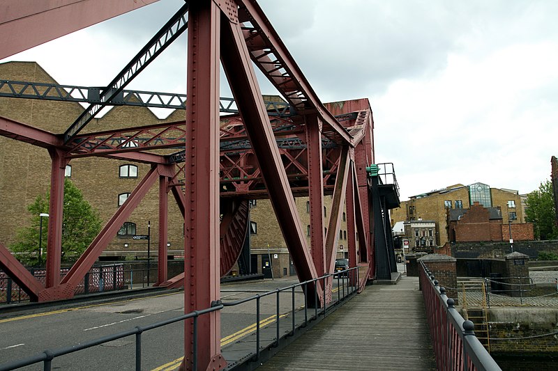 File:Bridge on Glaimis Road in London Borough of Tower Hamlets, spring 2013 (2).jpg