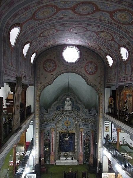 File:Bucarest Synagogue 1.jpg