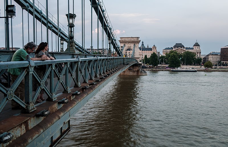 File:Budapest bridge 4.jpg