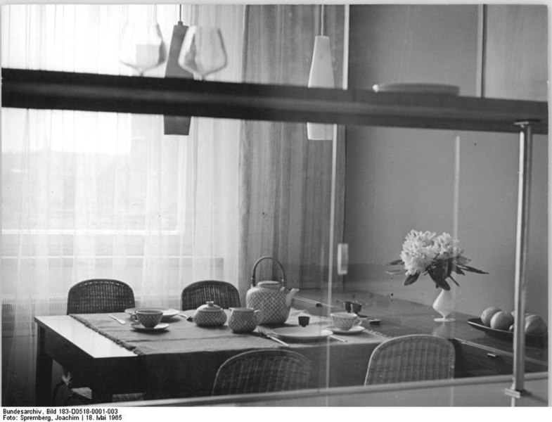 File:Bundesarchiv Bild 183-D0518-0001-003, Berlin, Musterwohnung, Essecke.jpg