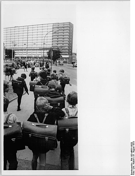 File:Bundesarchiv Bild 183-M0831-0028, Bautzen, Kinder mit Ranzen auf Schulweg.jpg