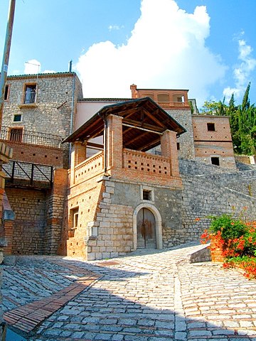 File:Buonalbergo - scorcio centro storico.jpg