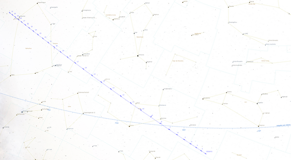 Die Lage des Kometen C/2023 A3 im Oktober 2024 am Sternhimmel. Der Komet steht Anfang Oktober im südlichsten Zipfel des Sternbilds Löwe (Leo) zirka zehn Bogengrad südlich der Ekliptik und zieht in der ersten Monatshälfte bei immer weiter abnehmender scheinbarer Helligkeit quer durch Sternbild Jungfrau (Virgo). Danach wechselt er in den westlichen Kopf des Sternbilds Schlange (Serpens Caput), um danach quer durch das Sternbild Schlangenträger (Ophiuchus) zu ziehen. Ende des Monats erreicht der Komet eine nördliche ekliptikale Breite von gut 27 Bogengrad. In der zweiten Oktoberhälfte dürfte der Komet deswegen nach Sonnenuntergang gut am westlichen Horizont zu sehen sein.