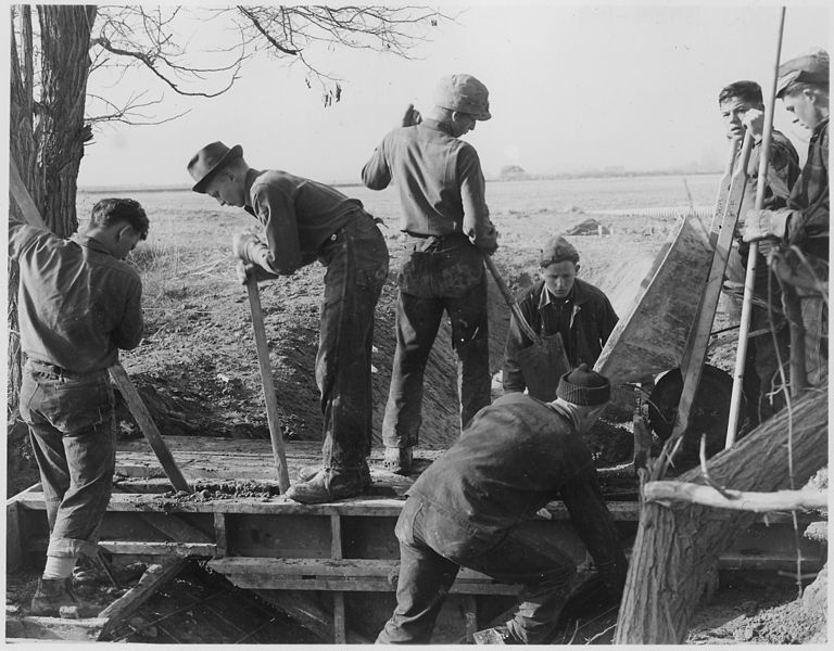 File:CCC Camp BR-24 Belle Fourche Project, Homedale, Idaho, Crew placing a lateral drop, Homedale, Idaho - NARA - 293521.jpg