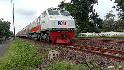 Kereta api Dhoho persiapan berhenti di Stasiun Jombang, 2021