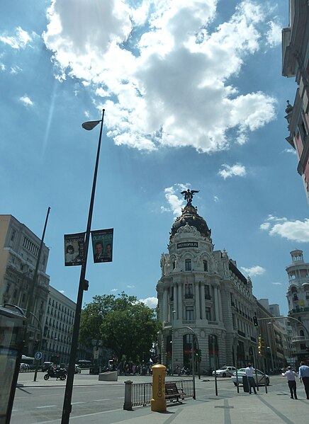 File:Calle de Alcalá (Madrid) 40.jpg