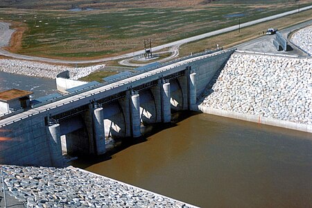 Tập_tin:Carlyle_Lake_Dam_gates_open.jpg