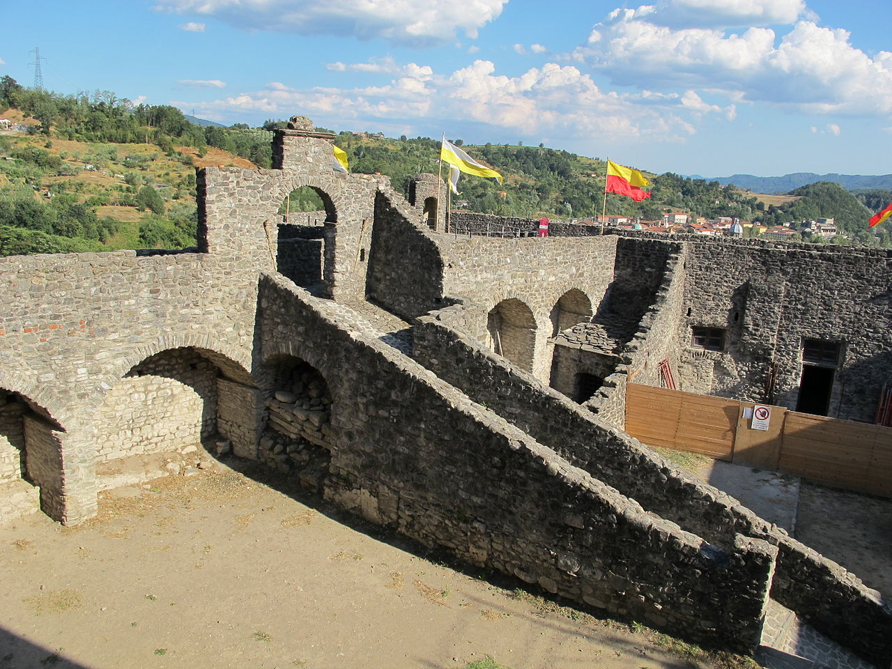 1280px-Castello_di_pontremoli%2C_cortile_06.JPG