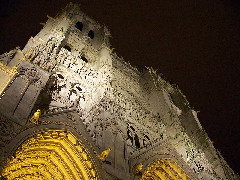 File:Cathedrale d'Amiens - facade de nuit, de côté.JPG