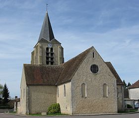 Apsis einer Kirche in Form eines lateinischen Kreuzes, überragt von einem Glockenturm