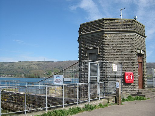 Cheddar Reservoir, Intake Tower. - panoramio