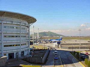 Aeropuerto Internacional Arturo Merino Benítez: Historia, Estadísticas, Administración