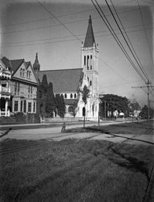 Early 20th-century photo of the church with the original steeple, which was destroyed in the Great New Orleans Hurricane of 1915 ChirstChurchEpiscopalAllison24.jpg