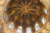 Cúpula del interior de la Parecclesion en la iglesia de Chora que muestra costillas, frescos y un tambor con ventanas