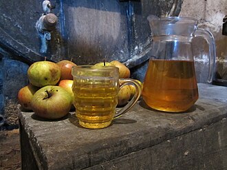 https://upload.wikimedia.org/wikipedia/commons/thumb/3/30/Cider_from_norman_cave.JPG/330px-Cider_from_norman_cave.JPG