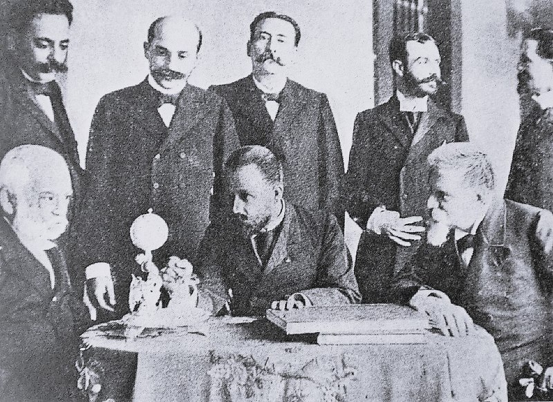 File:Cipriano Castro and cabinet in 1902.jpg