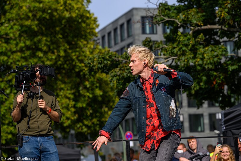 File:Conny spielt beim 11. globalen Klimastreik von Fridays For Future (52383364328).jpg