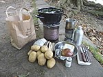 自作品でマイン河の河川敷でジャガイモを料理している。