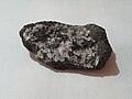 Roca con cristales de sulfato de magnesio