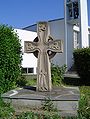 Croix celtique portant une hermine bretonne et trois Triskèles devant Saint-Maxime
