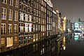 Damrak (water) Amsterdam.jpg