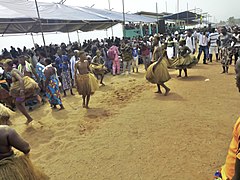 Dans van cocoussi voodoo in Grand-Popo in Benin tijdens het feest van 10 januari 2020.jpg