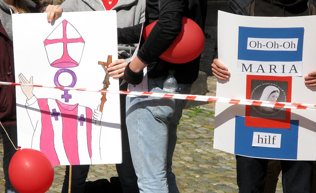 Demonstration der Initiative Maria 2.0 nach einer Priesterweihe im Freiburger Münster (2).jpg