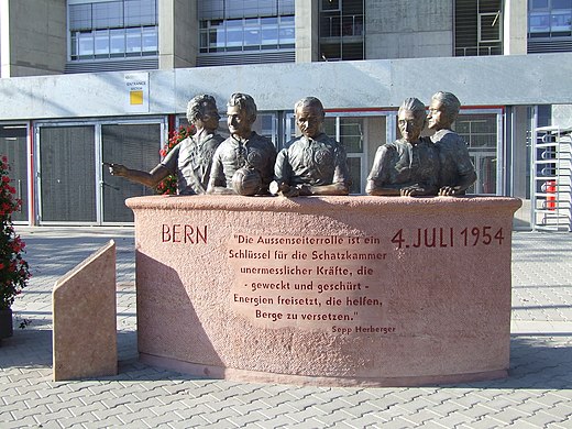 Standbeeld van de vijf Kaiserslautern-helden die wereldkampioen werden in 1954. Van links naar rechts: Werner Liebrich, Fritz Walter, Werner Kohlmeyer, Horst Eckel, Ottmar Walter.