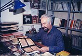 Ο Βασίλης Τζαφέρης, το 1999, στο γραφείο του. Το 1991 διορίστηκε διευθυντής του Τμήματος «Ανασκαφές & Έρευνες» της Αρχής Αρχαιοτήτων του Ισραήλ και υπηρέτησε με την ιδιότητα αυτή μέχρι το 2001.
