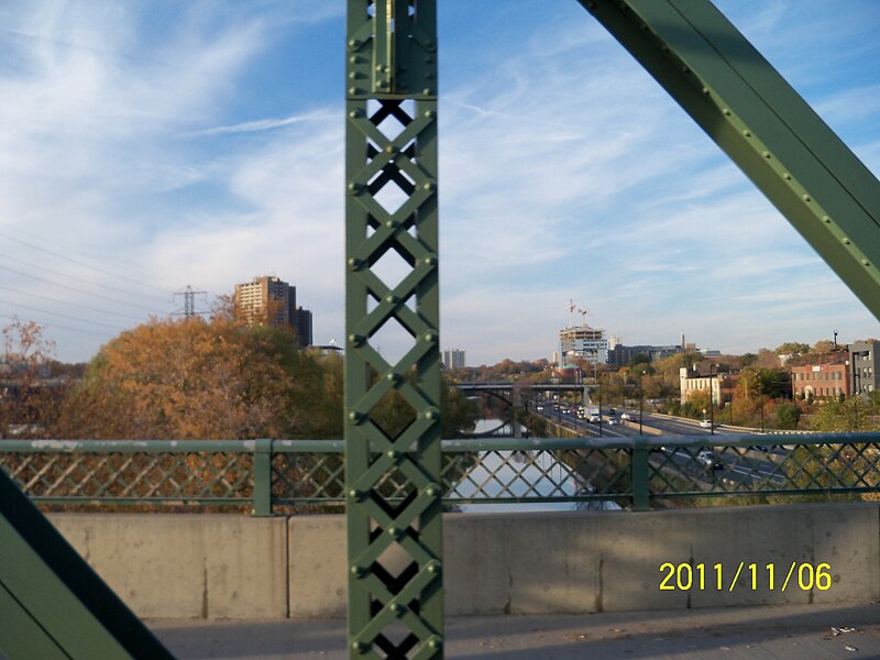 File:Don River and the Don Valley Parkway from the Queen Street bridge.JPG