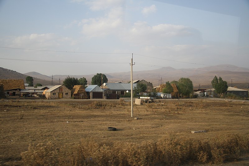 File:Dorf zwischen Vorotan-Pass und Tsghuk, Armenien II.jpg