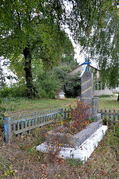 File:Dovhiv Gorokhivskyi Volynska-monument to the countryman-1.jpg