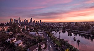 Jezioro Echo Park z panoramą centrum Los Angeles